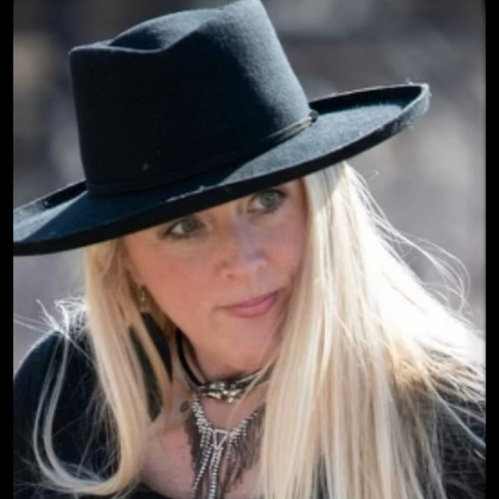 Meet your Posher, Lori